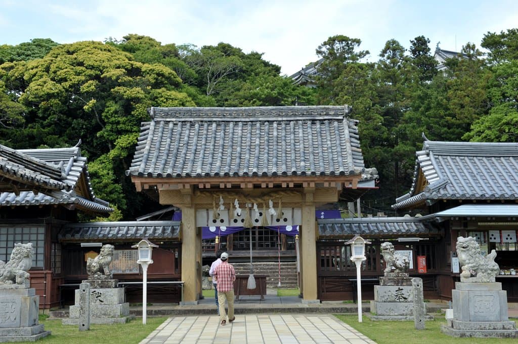 神社と天守閣がある公園