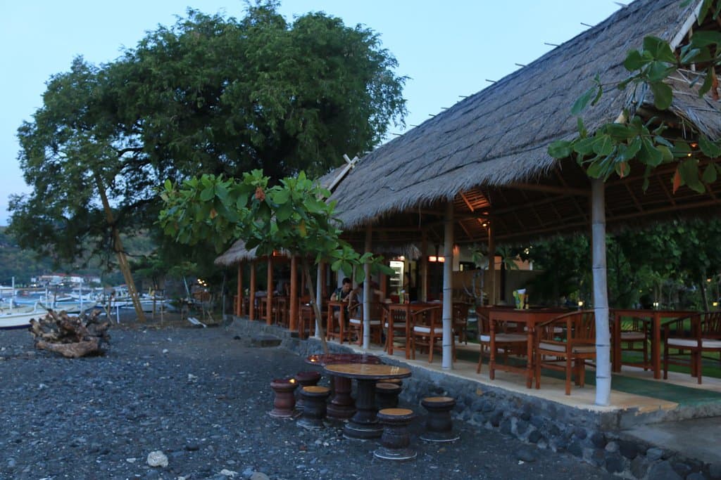Die Größe des Strandes (links) variiert erheblich, je nach Ebbe und Flut.