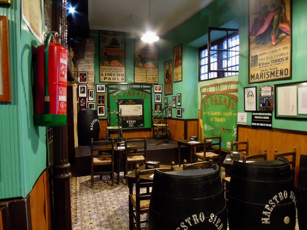 ショー前の予約席とステージ