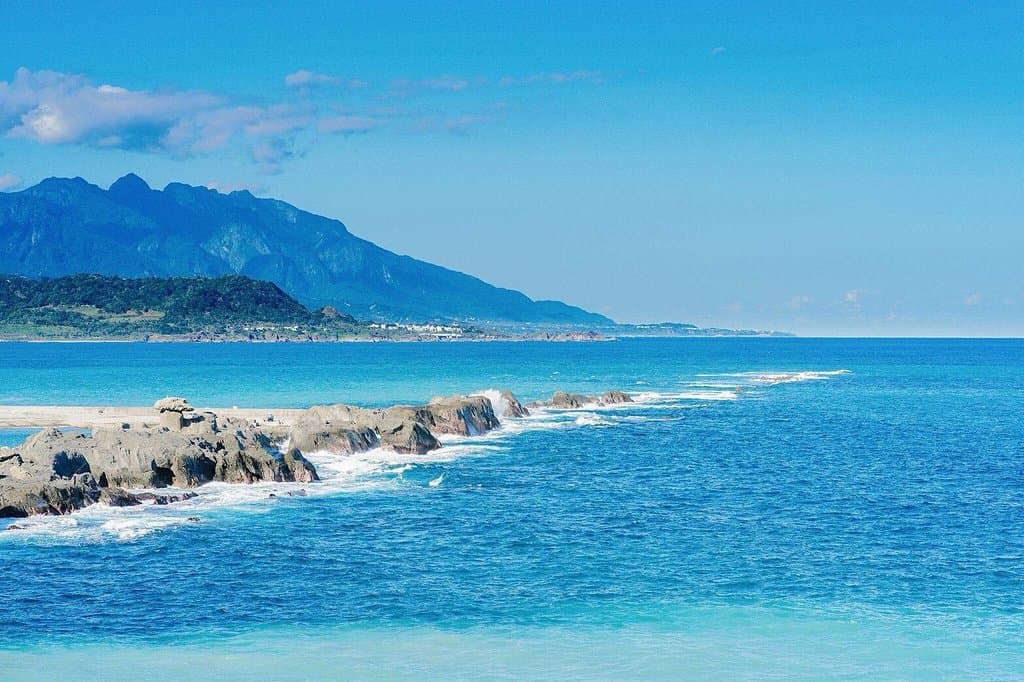一幅美麗的石雨傘景色