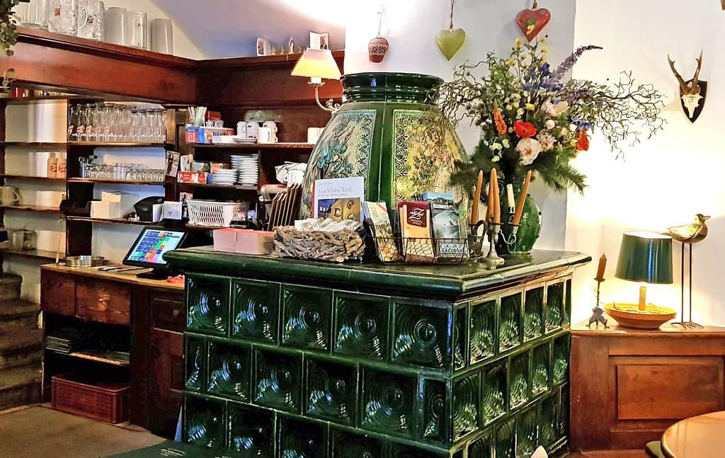 Schank mit Kachelofen