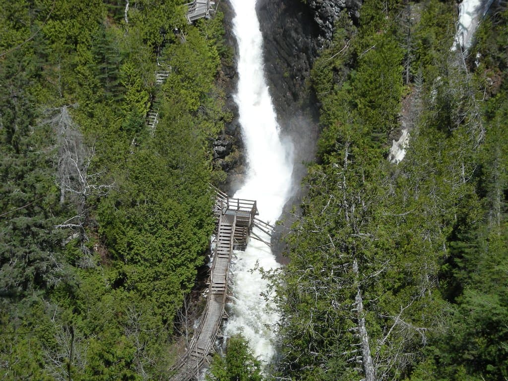 La descente aux enfers: 300 marches à descendre et à remonter.