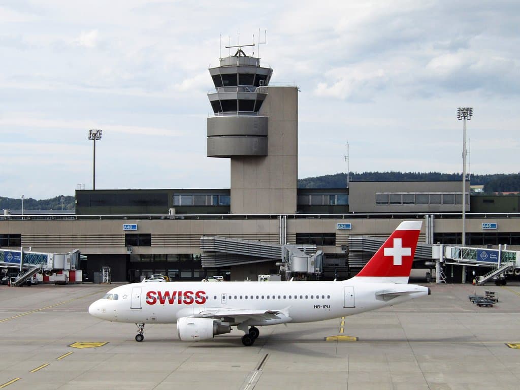 Blick auf den Tower und den SWISS Airbus A319