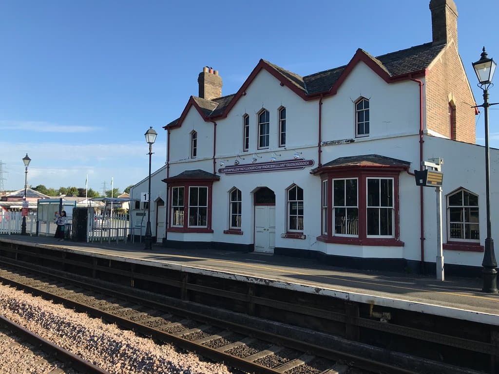 こじんまりとした駅舎