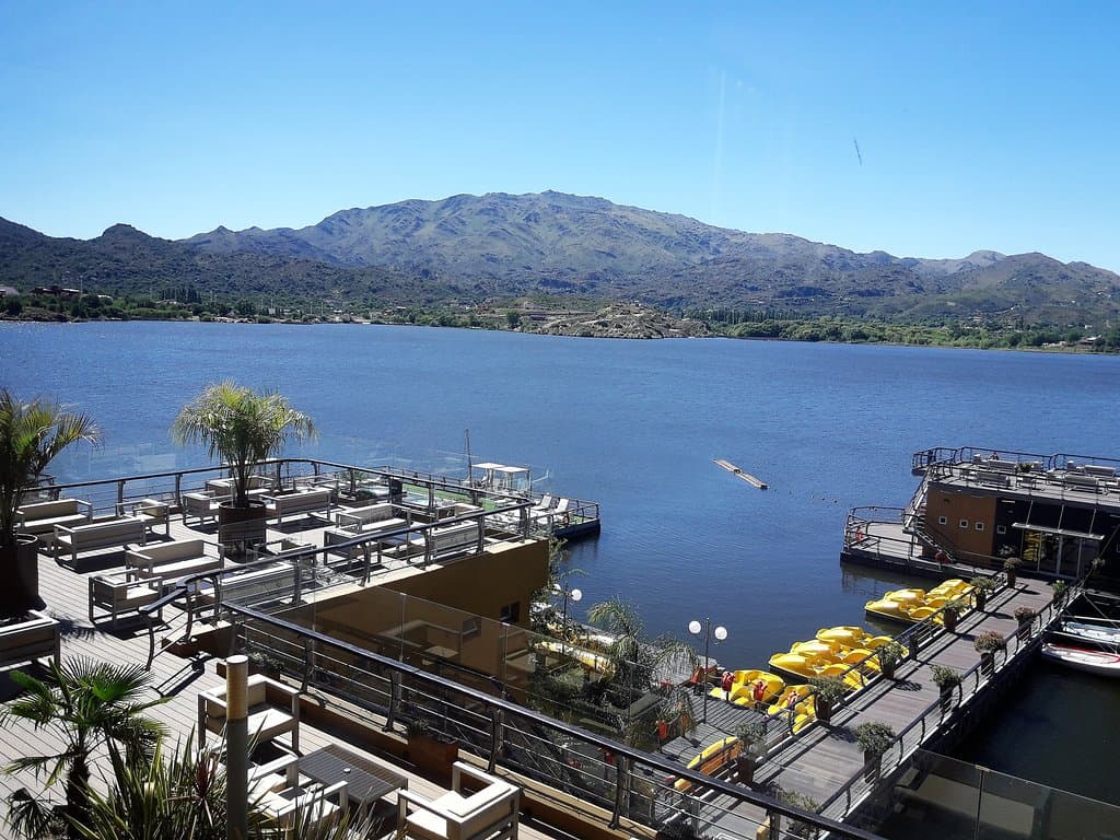 Vista desde la confitería de la zona de las piletas (izquierda) y confitería flotante.