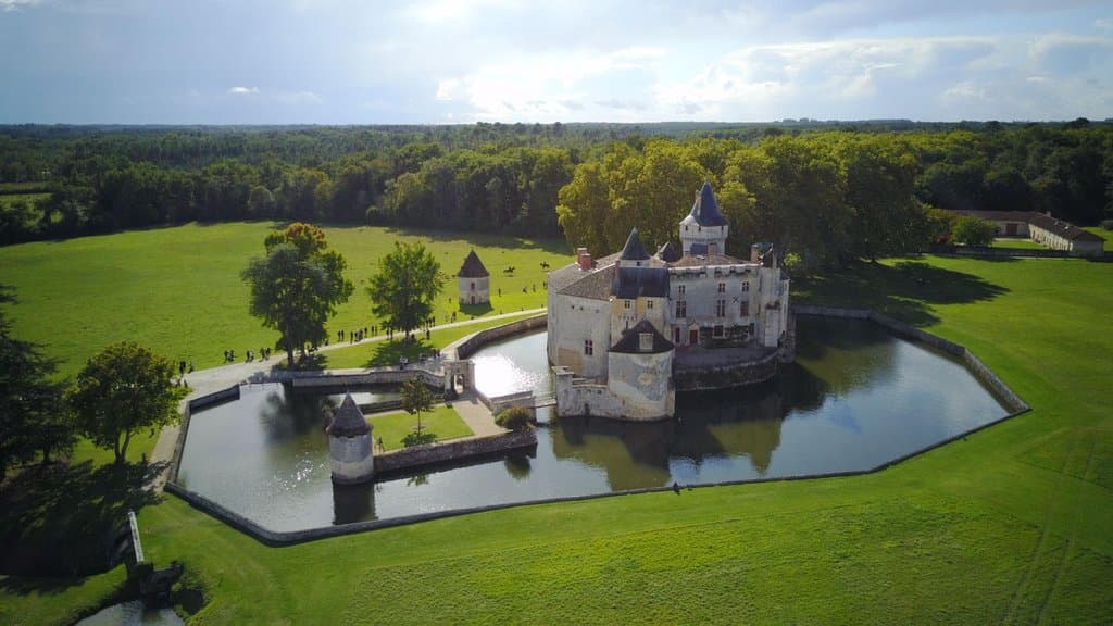 Vue aérienne du château de La Brède