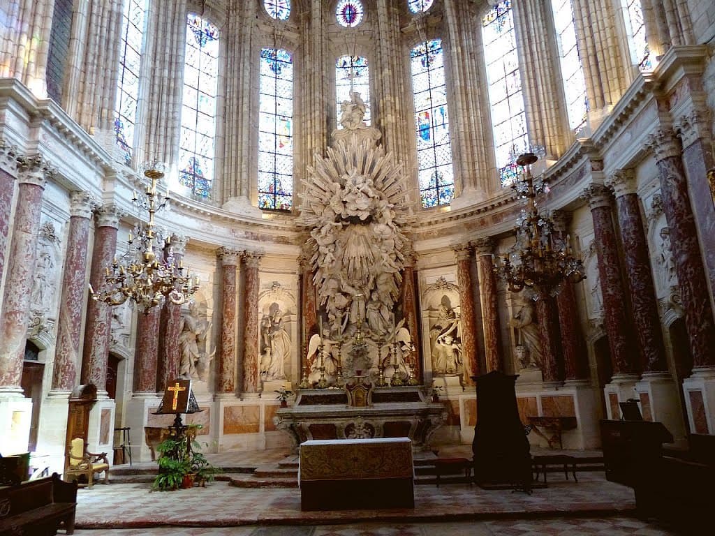 Le chœur de la cathédrale possède un retable en marbre blanc (maître autel).