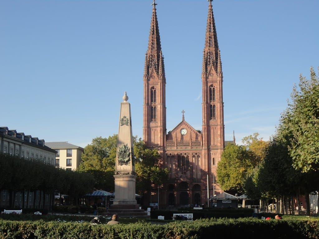 旧市街の入り口にあたる、市民の憩いの場です