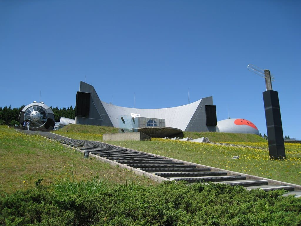 大自然の中に斬外観 ー 斬新なデザインの美術館は、まるで宇宙基地を思わせるような建築