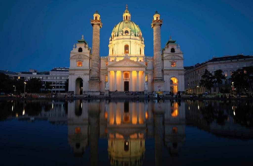 Explore the Karlsplatz Art Market