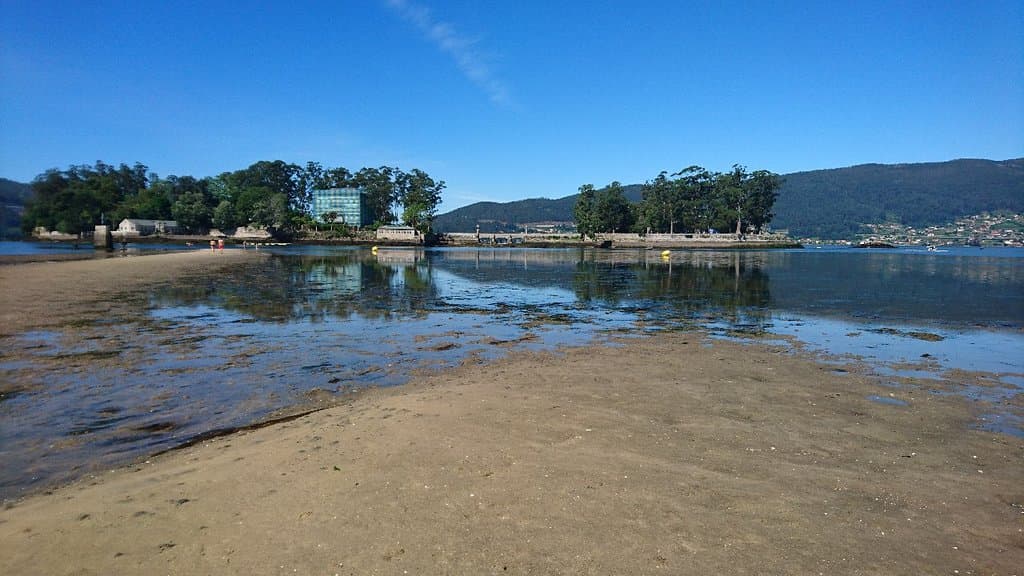 Playa frente a la isla de San Simón