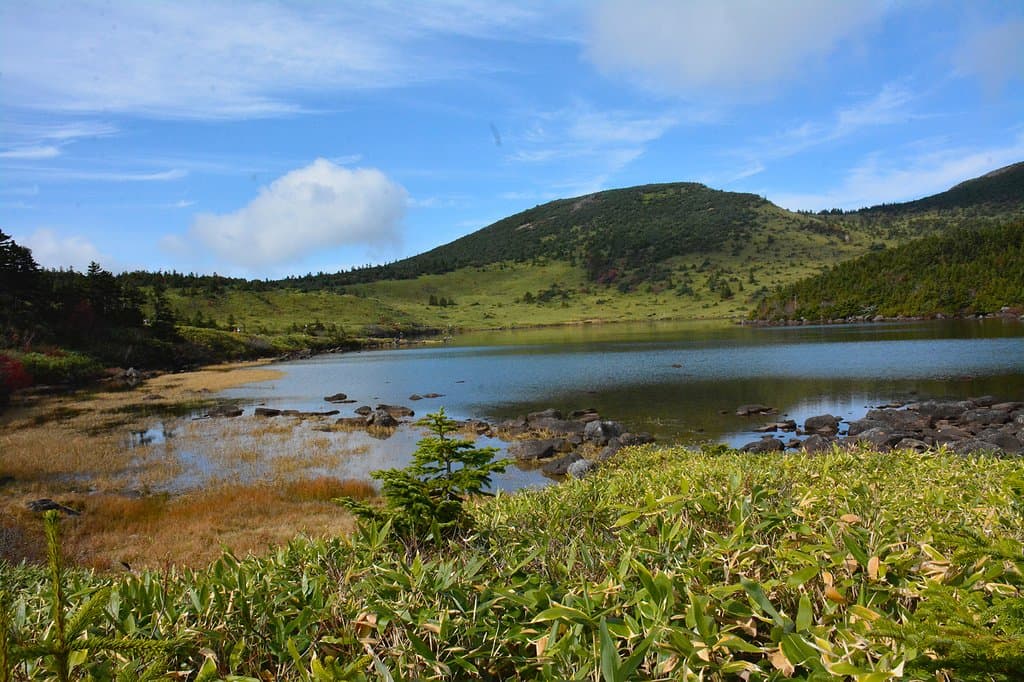 鎌沼に映る山並み