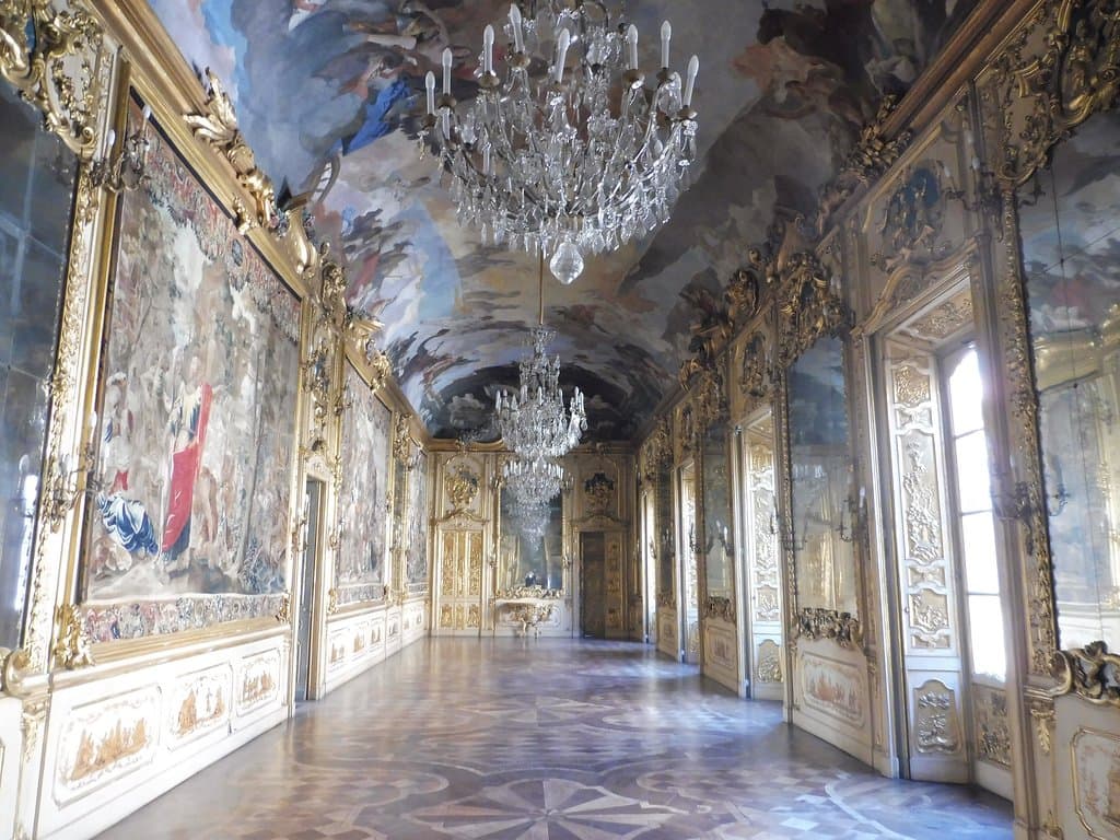 La Galleria degli Arazzi. In luce naturale, meno appariscente ma più autentica.