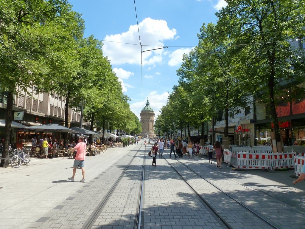 Auf der Einkauf-Maile " PLANKEN " Man sieht den Wasserturm.