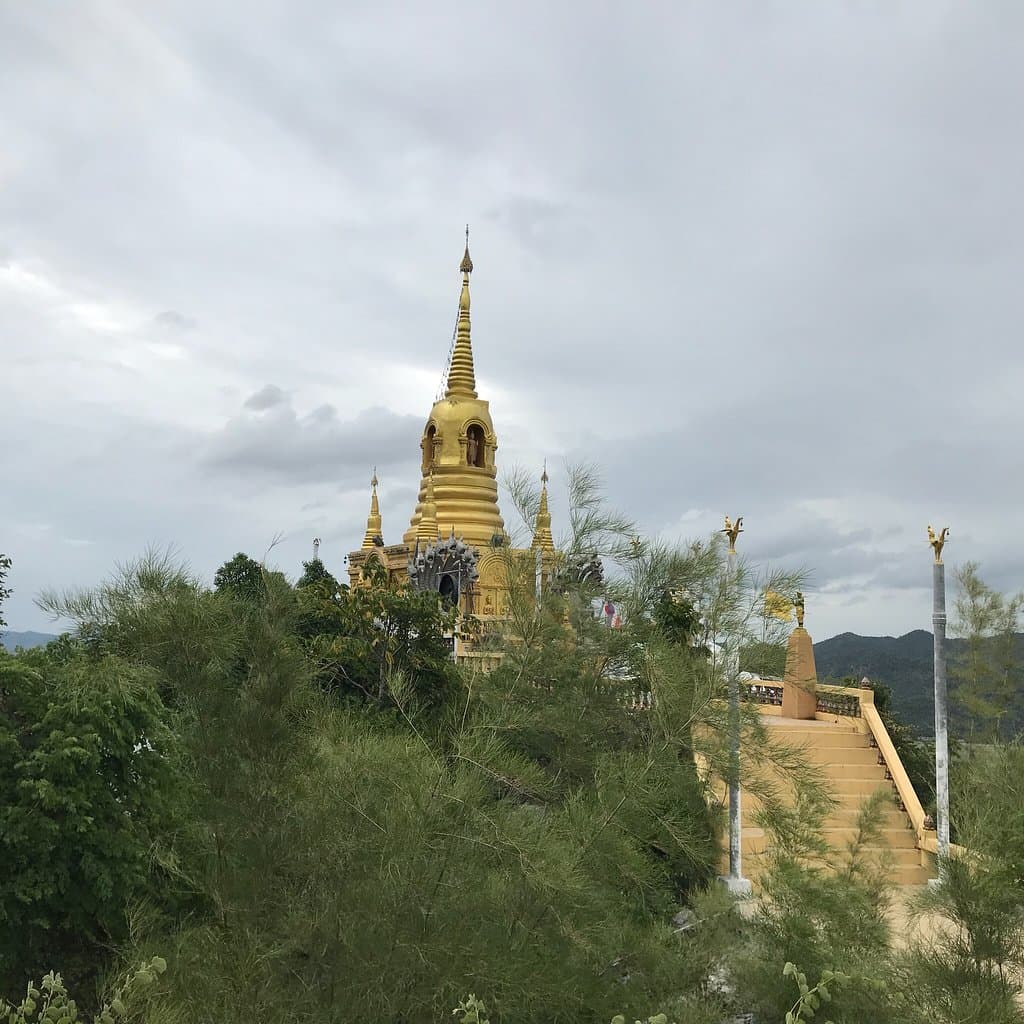 Wat Tham Khao Noi
