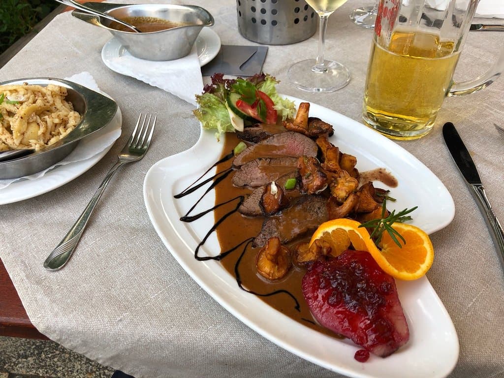 Venado con hongos "Pfiferlinge" de la temporada de verano y un tipo de pasta "spaetzle" con nuez