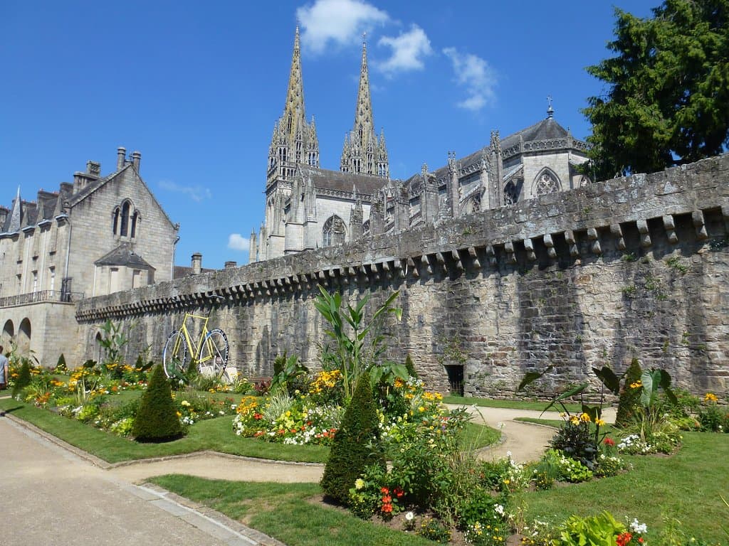 cathédrale st corentin et les remparts de quimper