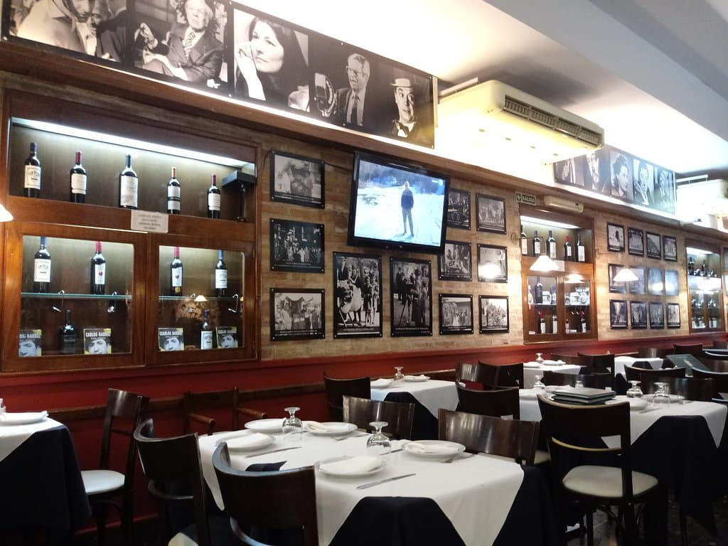 Interior ambientación con fotos de famosos y exhibidor de vinos