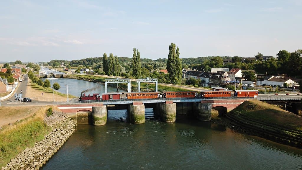 Photo P. Lovell / Sur le pont - écluse de St valery