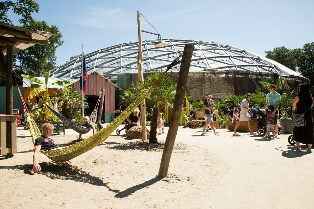 Het voorplein en de dome waarin je Belize betreedt