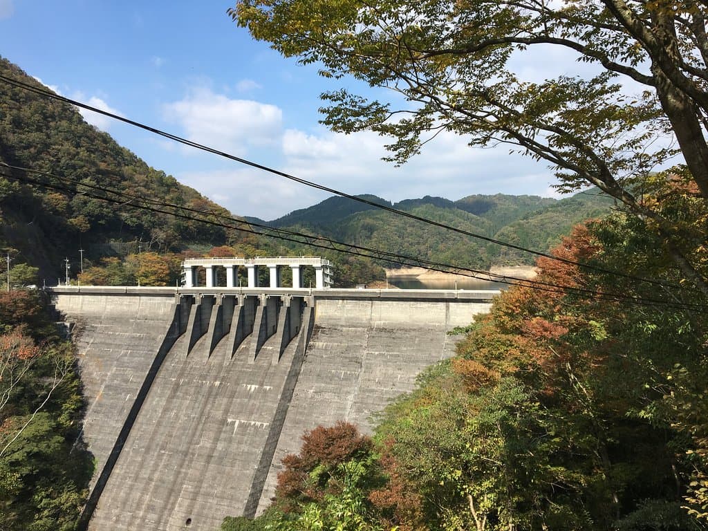 view from the road leading to the top of the dam - small little outlook here with a roof/bench