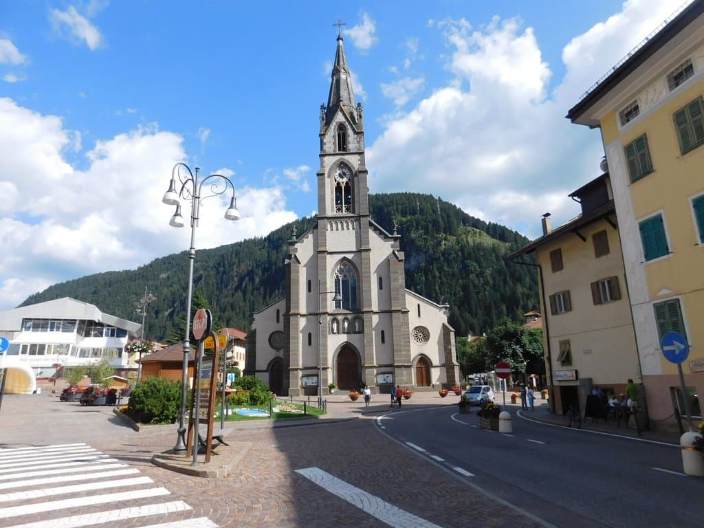 "Portale Principale della Chiesa. con visione delle porte laterali"