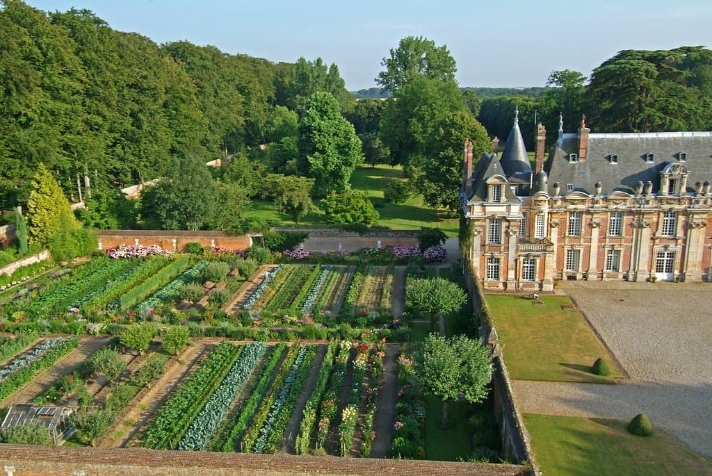Vue aérienne du château, façade Nord et du jardin potager