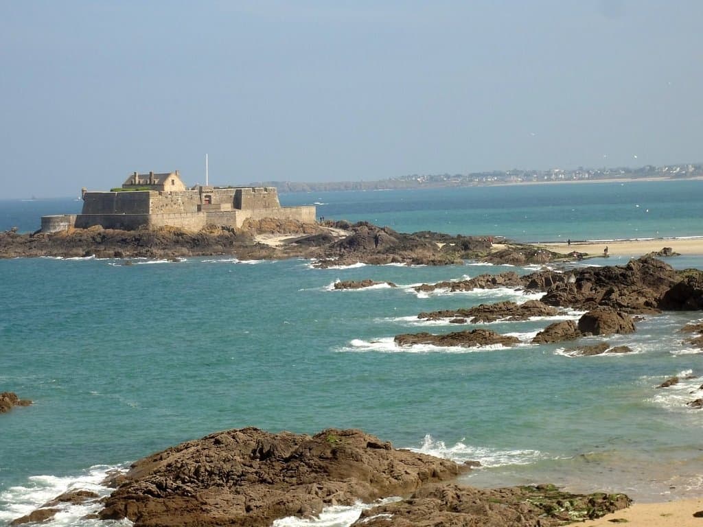 Fort National (au premier plan) et la pointe de la Varde (au fond) vus de la Tour Bidouane