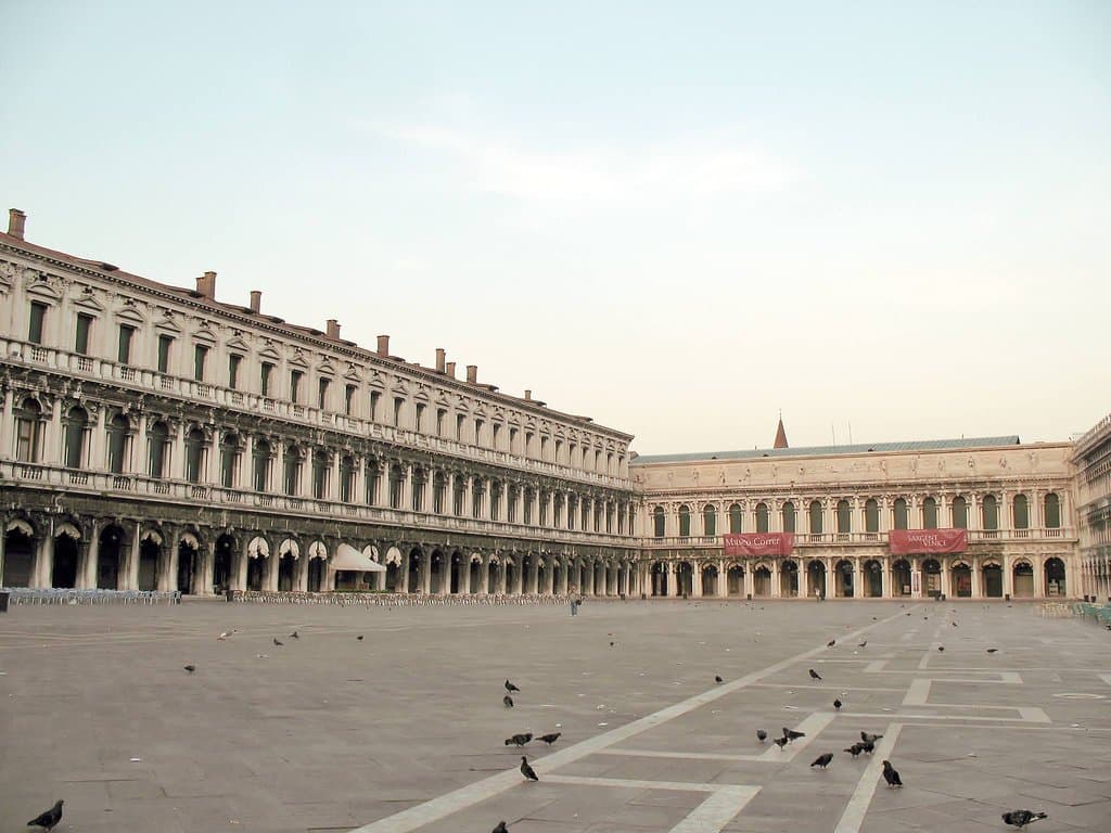 Piazza San Marco vista dalla Basilica. Il Museo Archeologico si trova sulla sinistra