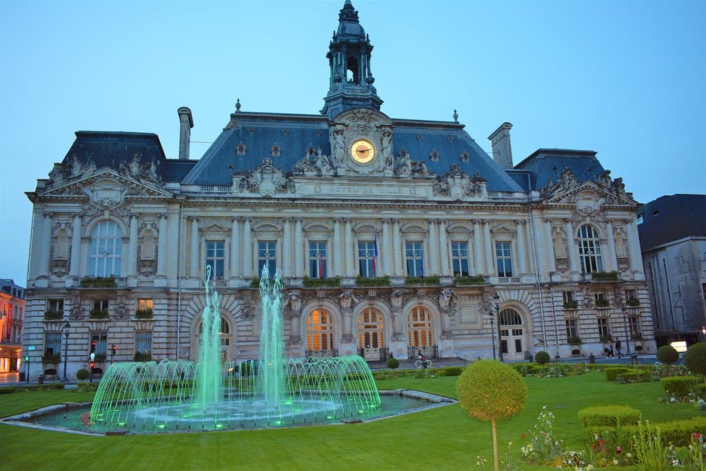 Ayuntamiento de Tours al atardecer