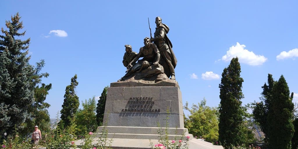 памятник комсомольцам