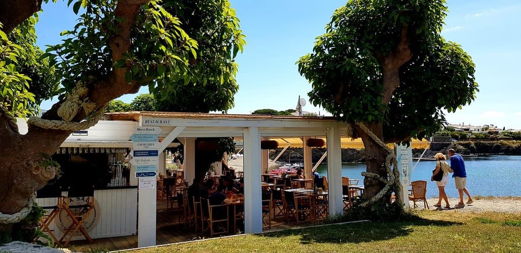 Xiringuito con vistas al mar