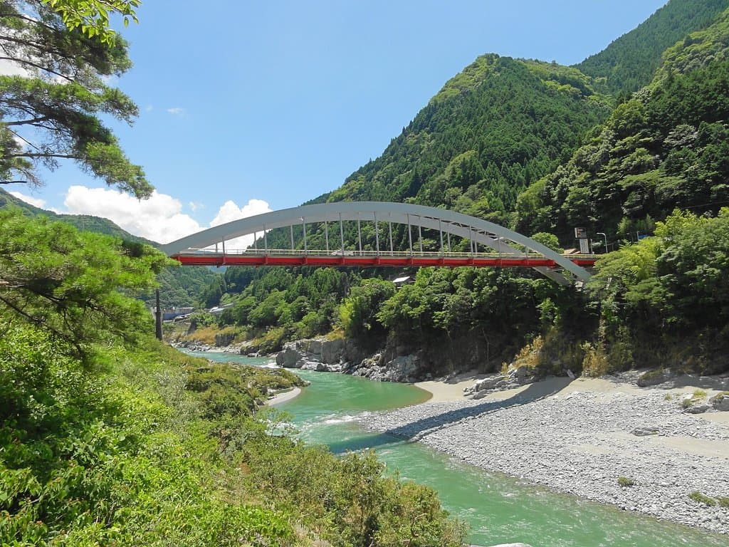 展望台から大歩危橋を望む