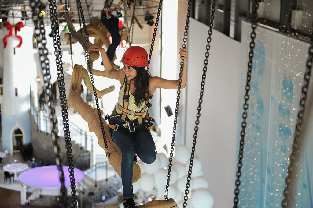 Hier führt ein 48 Meter langer Rundkurs in 14 Metern Höhe über schwankende Baumstämme und Brücke