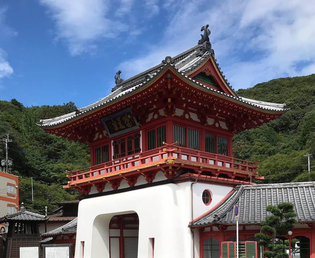 斜めから眺めた楼門（主棟の鯱がいいね！）