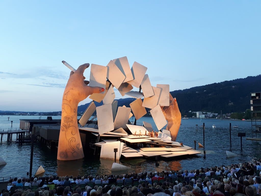 Начало оперы "Кармен"