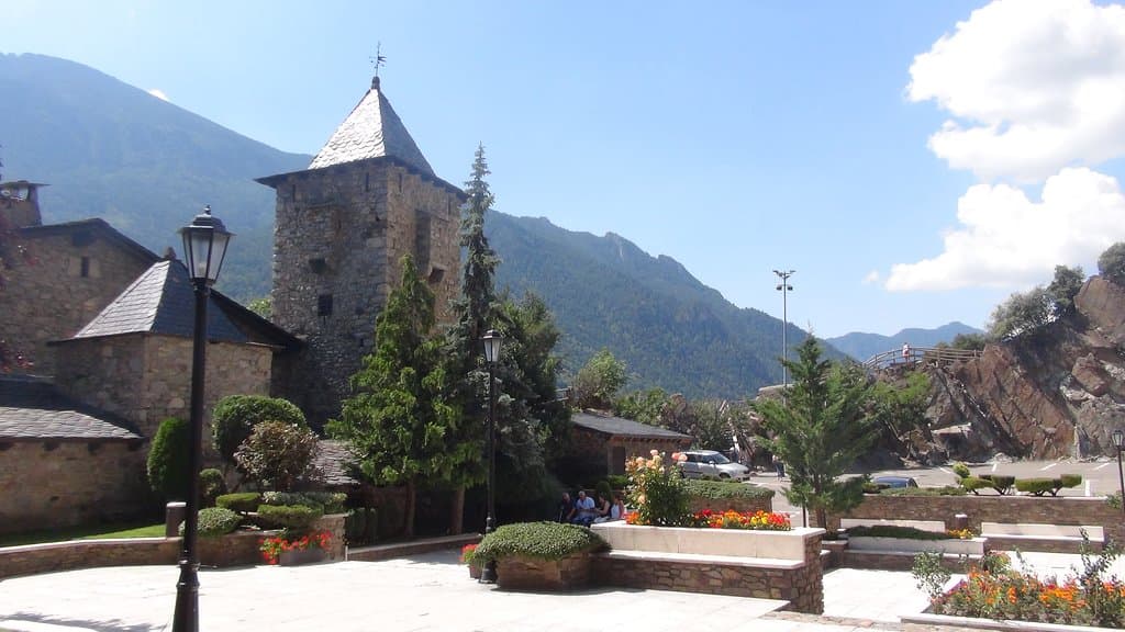 La Casa de la Vall por atrás