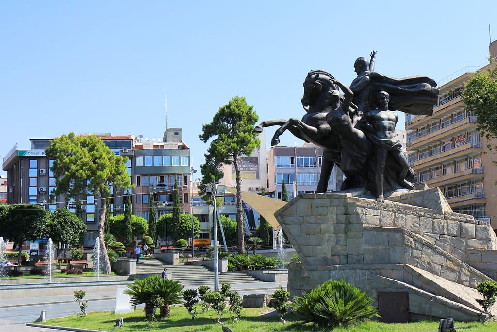 Памятник Ататюрку в Анталии