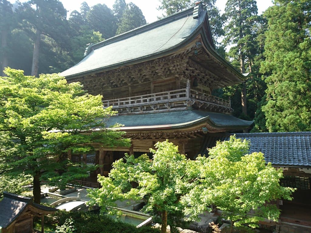 荘厳な山門