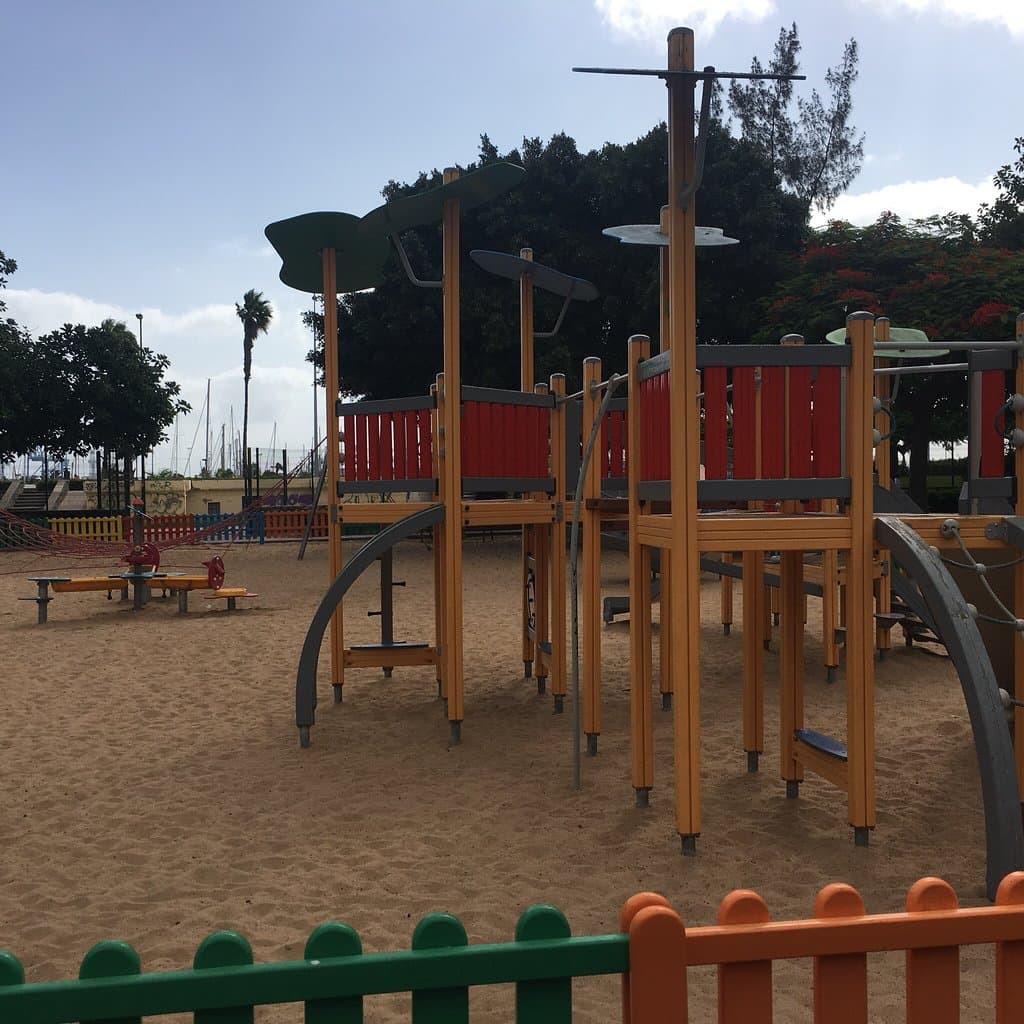 Dejlig stor legeplads for børn både med “sandunderlag” og “blødt faldunderlag”