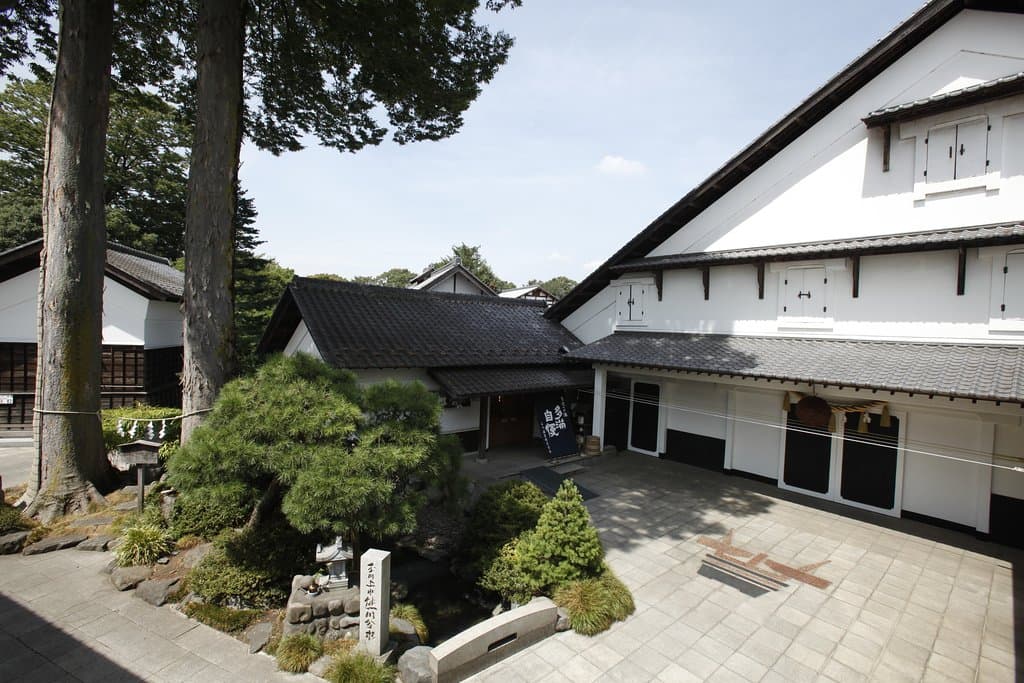 明治期建築の本蔵と樹齢400年を超える夫婦欅（Hongura built in 1880 ）