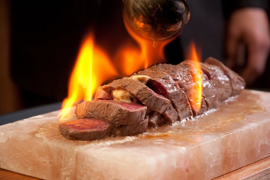 Caña de filete flameada al mezcal con mantequilla de foi gras.