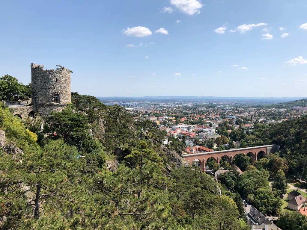 Blick auf den Schwarzen Turm und das Aquädukt