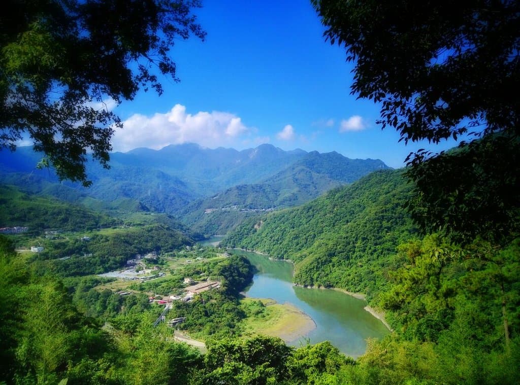 角板山形象商圈。
新溪口吊橋周邊風景。
