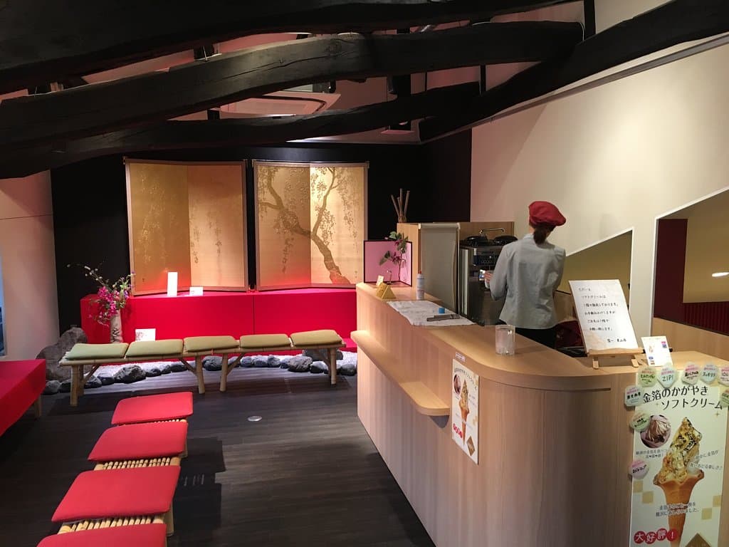 dining area (upstairs)