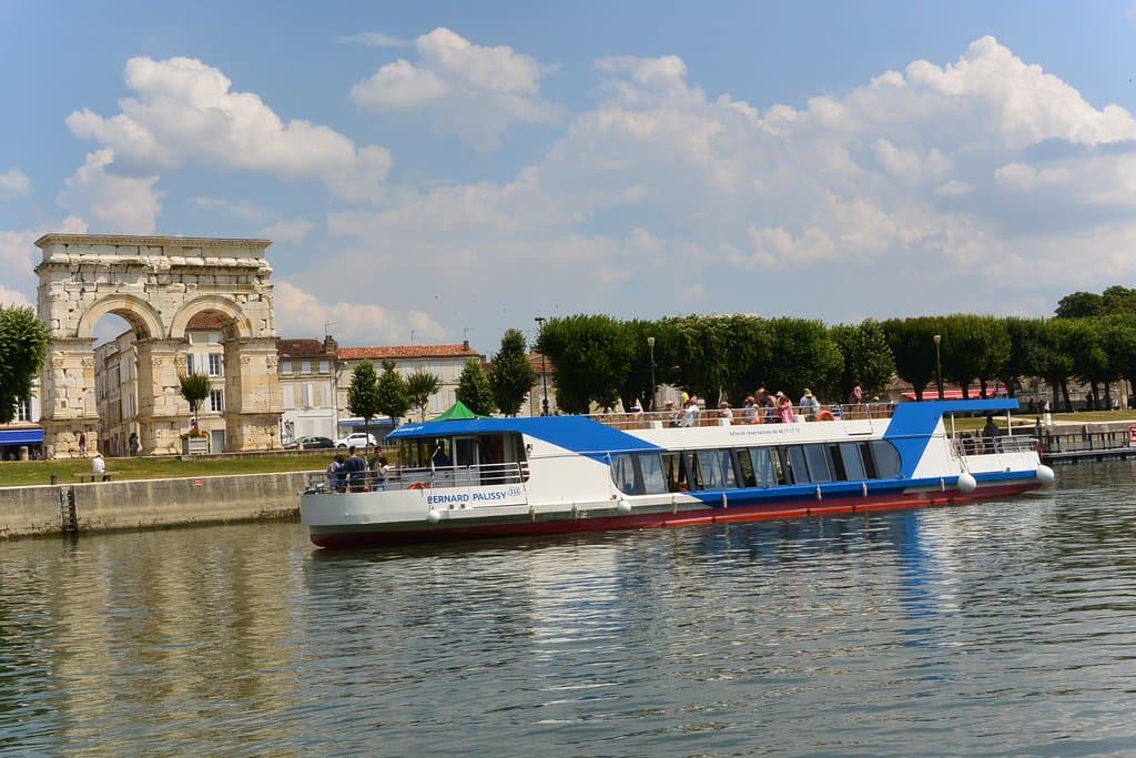 Les départs se font au pied de l'arc de Germanicus à Saintes...