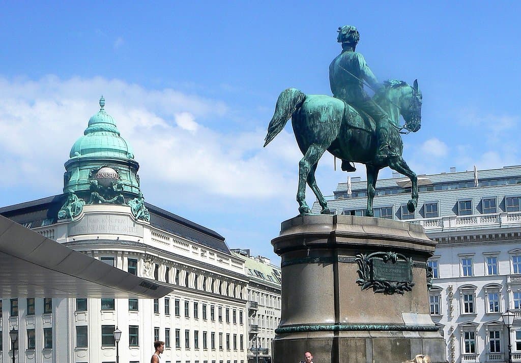 Statue équestre d'Albert, immeuble du Tourist-Info, hôtel Sacher