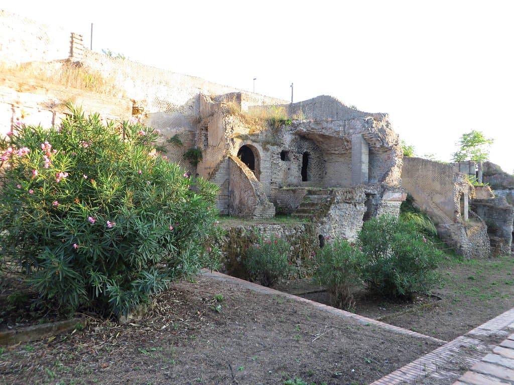 la necropoli vista dalla strada
