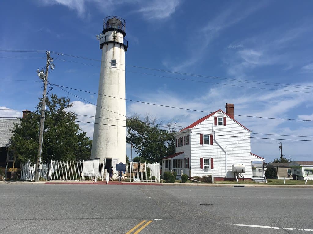 Lighthouse and the House Not Ownded by the Organization