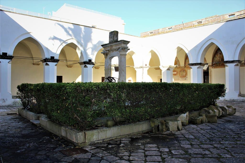 Chiostro dell'ex convento di Sant'Antonio di Padova. Sede del Museo della Preistoria di Nardò.